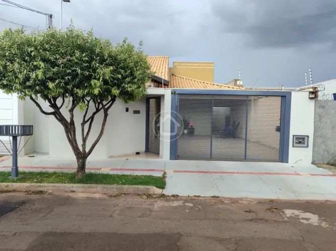 CASA COM AMPLO TERRENO