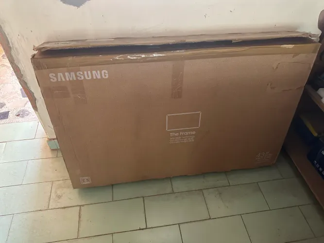 Tv Smart Samsung 43 The Frame Nova C/ Pequeno Defeito Na tela 700,00
