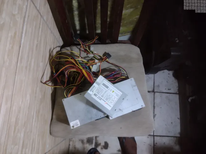Três fonte de Pc com defeito.