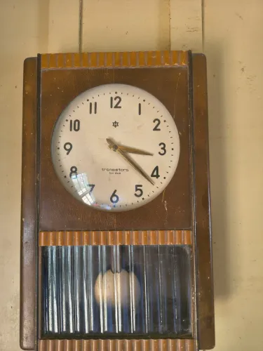 Relógio de parede transistor 400 dias ( com defeito)