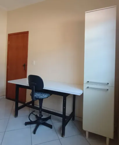 Mesa Bancada + Cadeira Alta Giratória + Armário Multiuso para Estação de Trabalho/Serviço