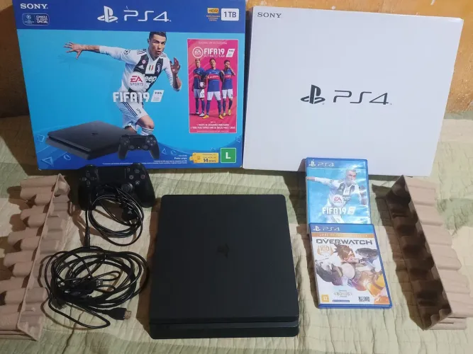 Ps4 slim 1tb 1 controle original 2 jogos mais a Caixa, video game tá praticamente novo.