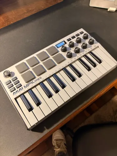 Controlador MIDI Akai Mini MK3