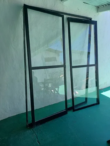 Vendo porta de correr medida Comprimento216 mt largura 165 mt contato: *