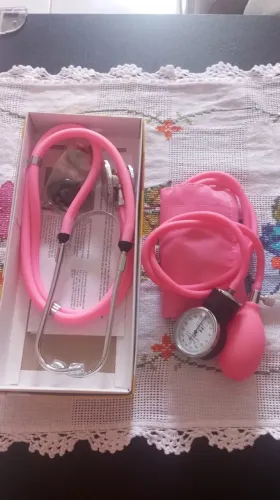 Vendo Estetoscópio e aparelho de pressão.
