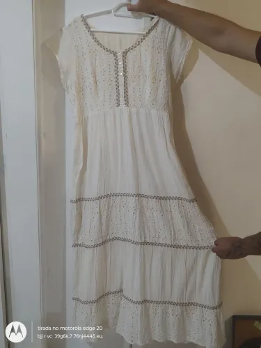 Vestido bege tecido rendado GG