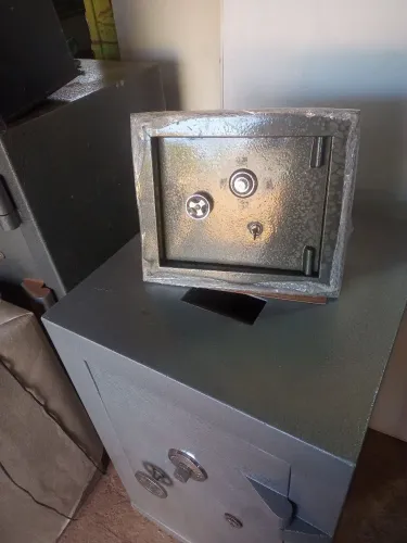 cofre de parede semi-novo ZAP *.