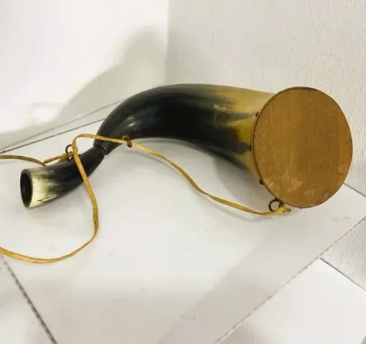 Polvarinho rústico ou cantil tropeiro feito de chifre.