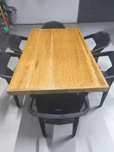 Oportunidade: Mesa de madeira com 6 cadeiras