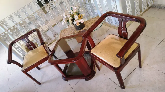 Mesa de centro com cadeiras de madeira