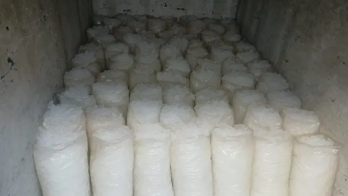 Distribuidora de gelo. Saco gelo escama 20 kg 4,50 ,saco gelo cubo 10 kg 5,00 .