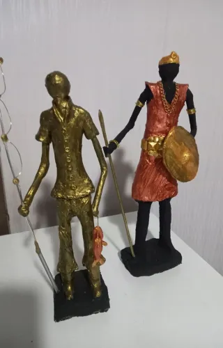 Esculturas de guerreiro e pescador medidas 33 cm x 11 e 35 cm x 16