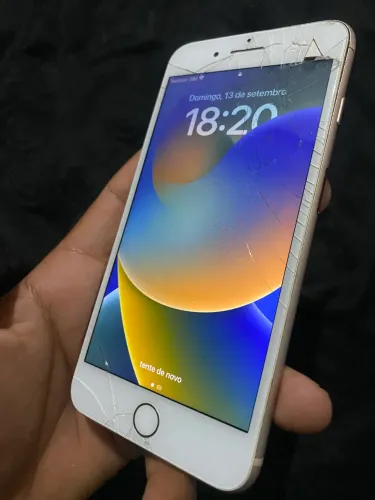 Vendo iPhone 8 Plus traseiro tricado e tela tbm, mais funcionando perfeitamente!!