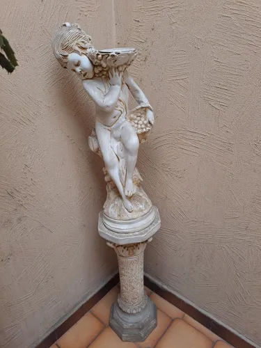 Estátua e vaso de jardim