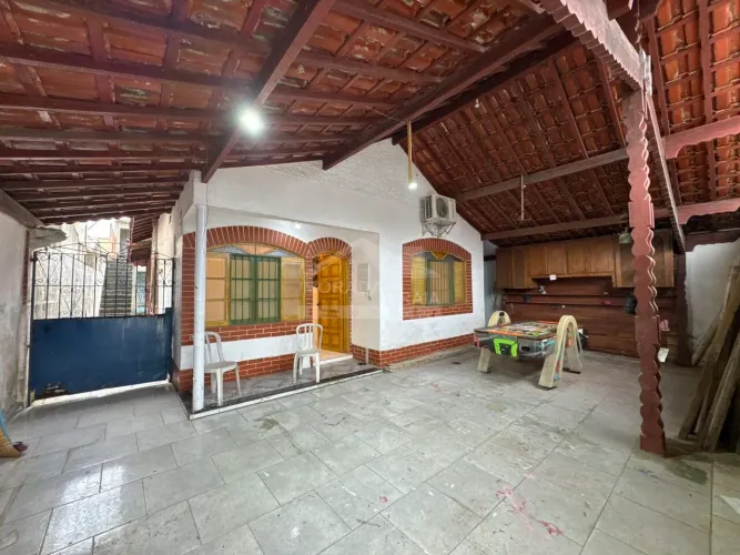 Casa ISOLADA no Caiçara 2 dormitórios, piscina, quintal, confira somente em Praia Grande.