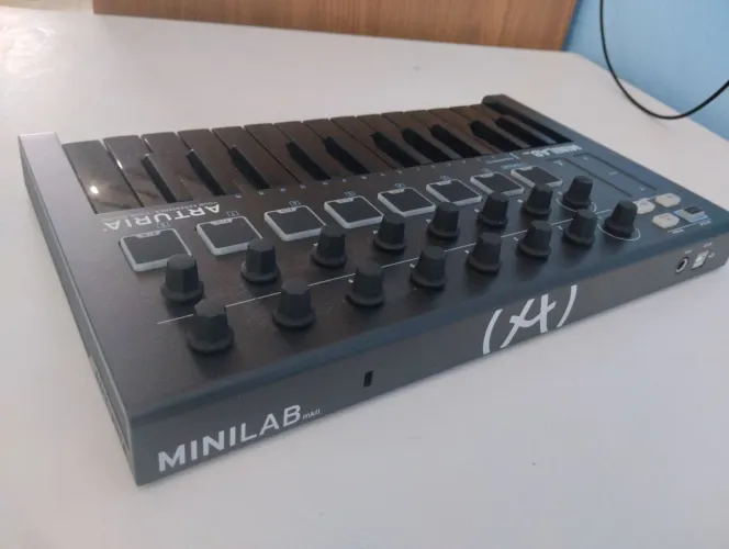 Teclado Controlador MIDI Arturia MiniLab MkII - Edição Deep Black