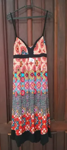 Vestido de Alça NOVO estampa colorida com recorte preto no decote e no barrado tam GG