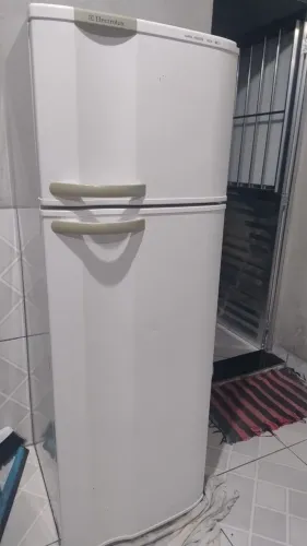 Vende se uma geladeira duas portas usada em bom estado 200,00 reais não entrego