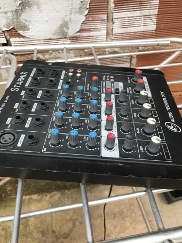 Mesa de som 4 canais 