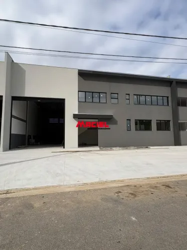 Ótimo galpão comercial para locação no Condomínio Empresarial Multiplus 2, em Jacareí.