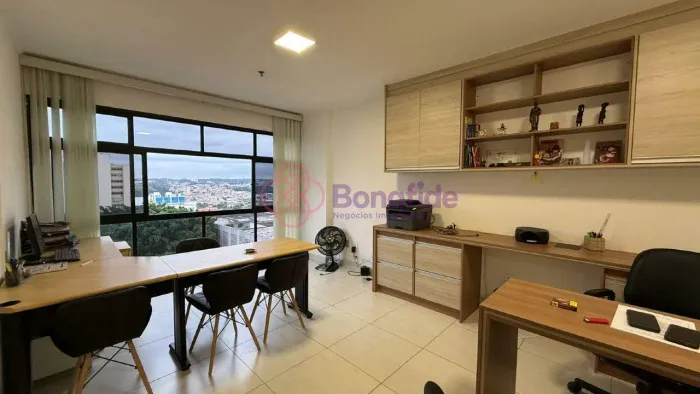 Sala comercial para VENDA localizada no Edifício Milão, no Centro de Jundiaí/SP, com 50m².