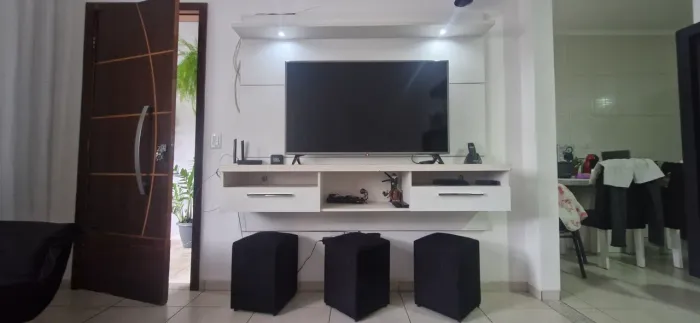 Painel para TV com duas gavetas e LED + 3 puffs