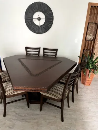 Mesa de jantar triangular