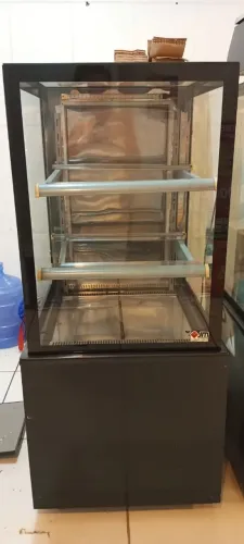 Vendo vitrine gelada, funciona perfeitamente motivos fechamos!