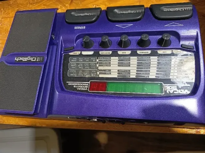 Pedal importado com efeito para voz e violão.