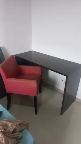 Vendo mesa e poltrona