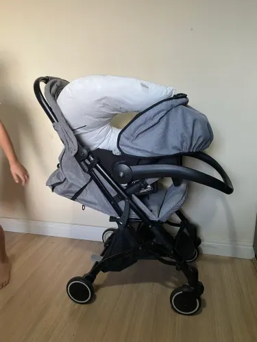 Carrinho de Bebê + Bebê Conforto + Almofada de Amamentação - Estado de Novo 