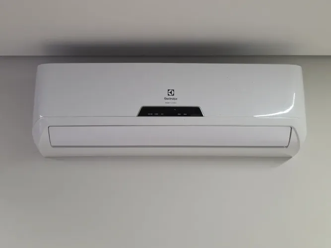 Ar Condicionado Split Electrolux EcoTurbo 18.000 BTUs Frio 220V - Ótimo Estado