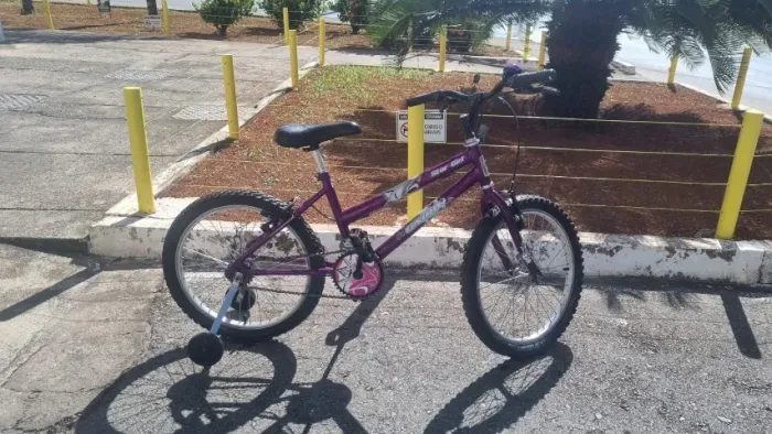 Bicicleta pra criança.