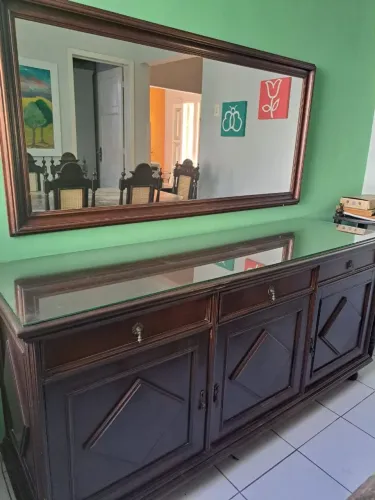 Mesa com buffet e espelho
