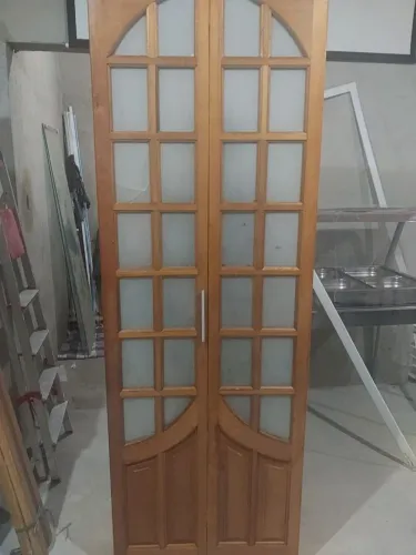 Porta camarão de madeira com detalhes em vidro fosco.