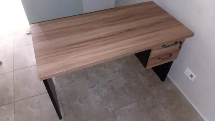 Mesa de Escritório Reta Gebb Work - Amadeirada e Preta