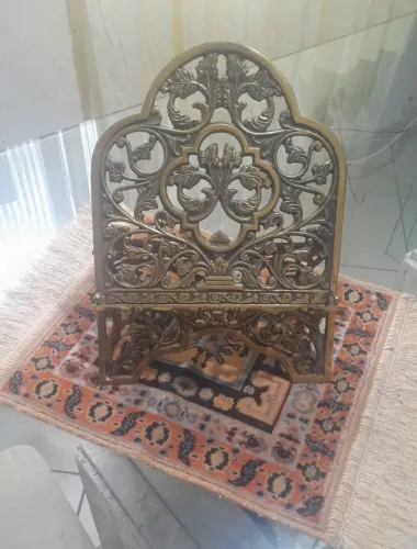 Suporte para Bíblia em bronze com tapete de brinde