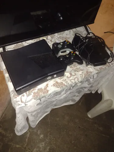 Xbox 360 destravado com 72 jogos, 2 controles, fonte, kicnet e os cabo hdm1. 