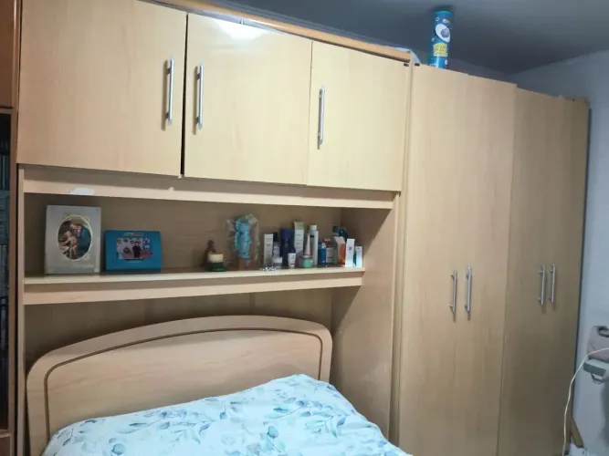 Guarda roupa dormitório casal, acompanha cama e colchão 