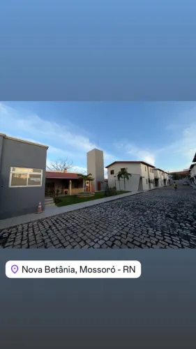 Alugo Casa em Condomínio com 03 quartos, 01 suíte, 02 garagens, Nova Betânia, Mossoró-RN.