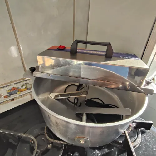 Máquina de salgados e panela misturadeira 