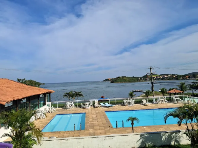 Apartamento para temporada em condomínio com lazer completo na região dos lagos.