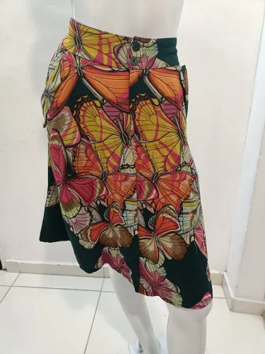 Saia estilosa evasê, estampa de borboleta com botao e zíper. Tam M