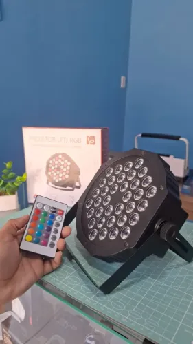 Canhão RGB Slim 36 LEDs com controle - Iluminação Festiva Compacta  