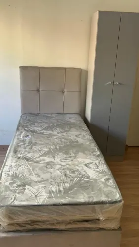 Tenho kit cama solteiro c/ colchão e cabeceira + armário multiuso!