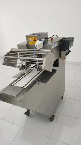 Máquina para fabricação de pão de queijo