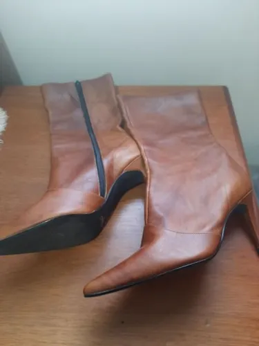 Bota couro legítimo/ nova/ 37 /cano médio / com ziper/caramelo.