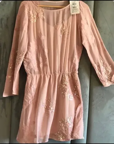 Vestido em chiffon cor rosé marca amarelô