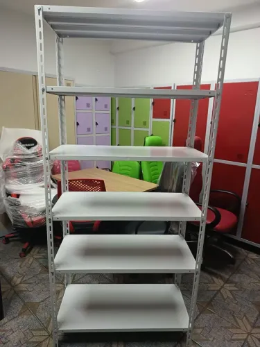 Vendo estantes de aço com 5 ou 6 bandejas na chapa 22 mm.( só novas )Lê a Descrição