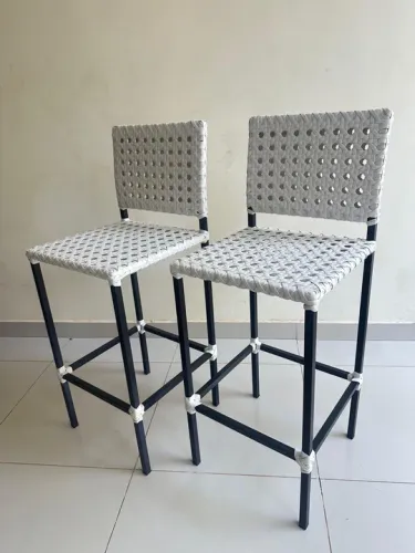 Banquetas em fibra e ferro